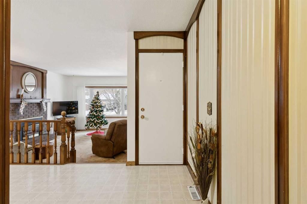 3221 Cedarille Drive SW, Calgary — photo 5 of 37