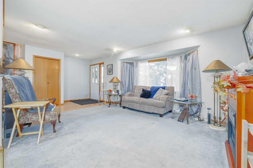 312 Queensland Road SE, Calgary — photo 5 of 41