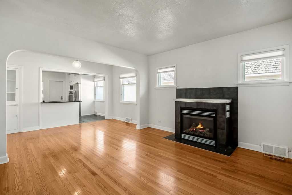 453 22 Avenue NW, Calgary — photo 2 of 35