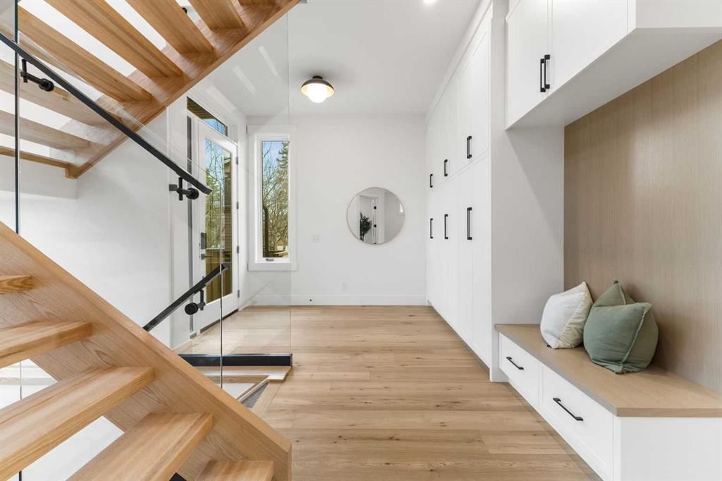 725 18 Avenue NW, Calgary — photo 4 of 50