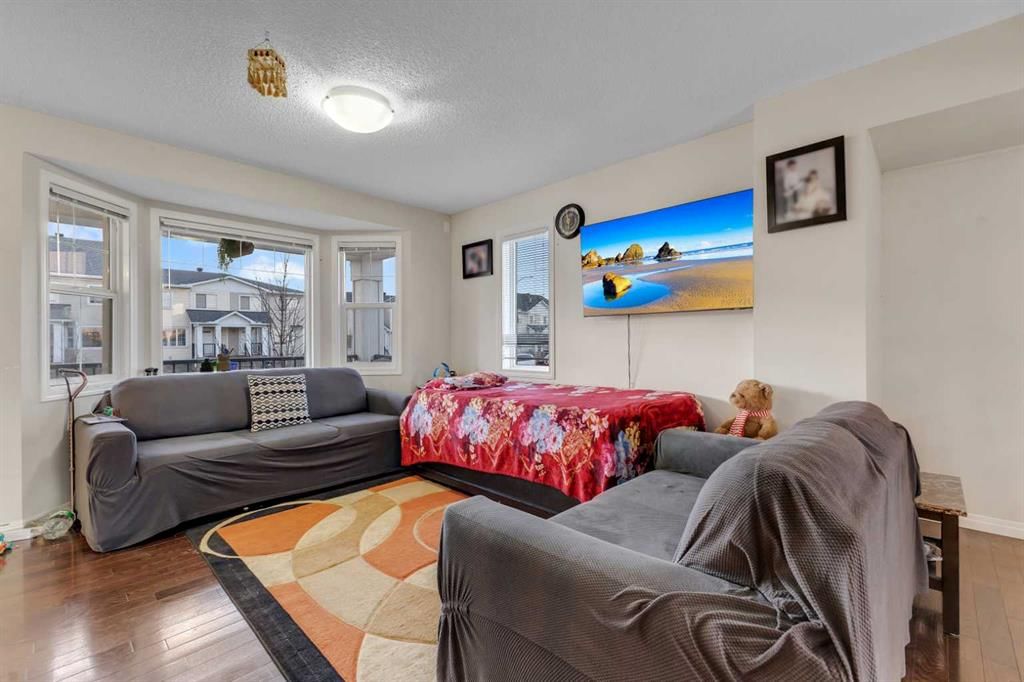 8370 Saddlebrook Drive NE, Calgary — photo 3 of 28
