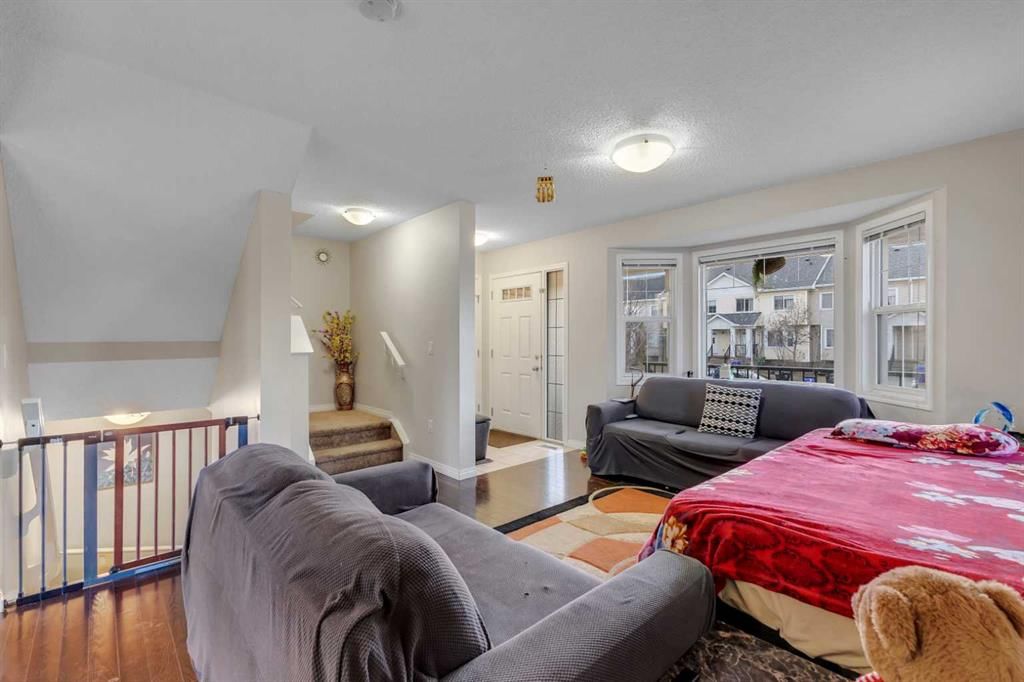 8370 Saddlebrook Drive NE, Calgary — photo 4 of 28