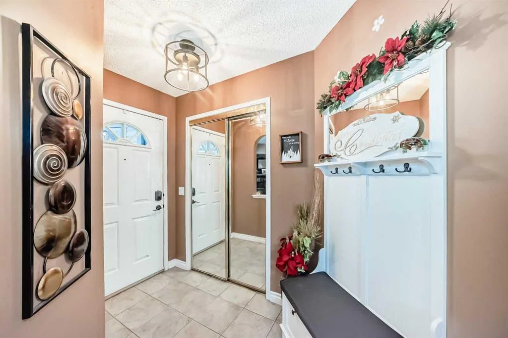 9834 Hidden Valley Drive NW, Calgary — photo 4 of 37