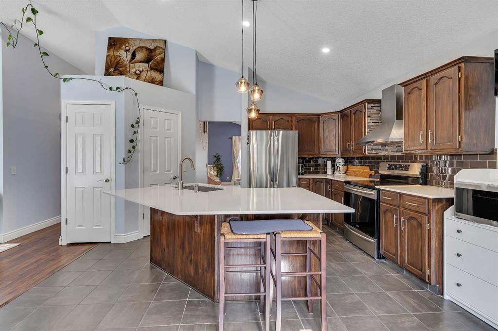 10913 Hidden Valley Drive NW, Calgary — photo 2 of 30