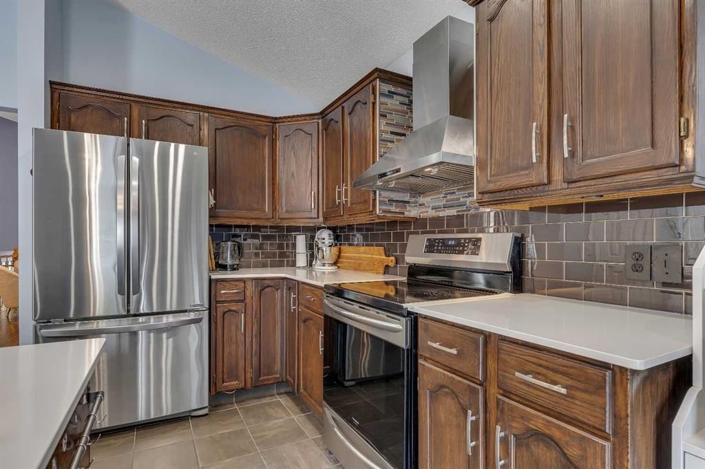 10913 Hidden Valley Drive NW, Calgary — photo 3 of 30