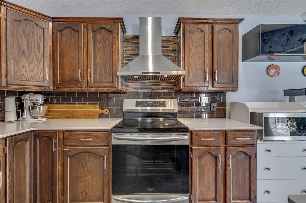 10913 Hidden Valley Drive NW, Calgary — photo 4 of 30