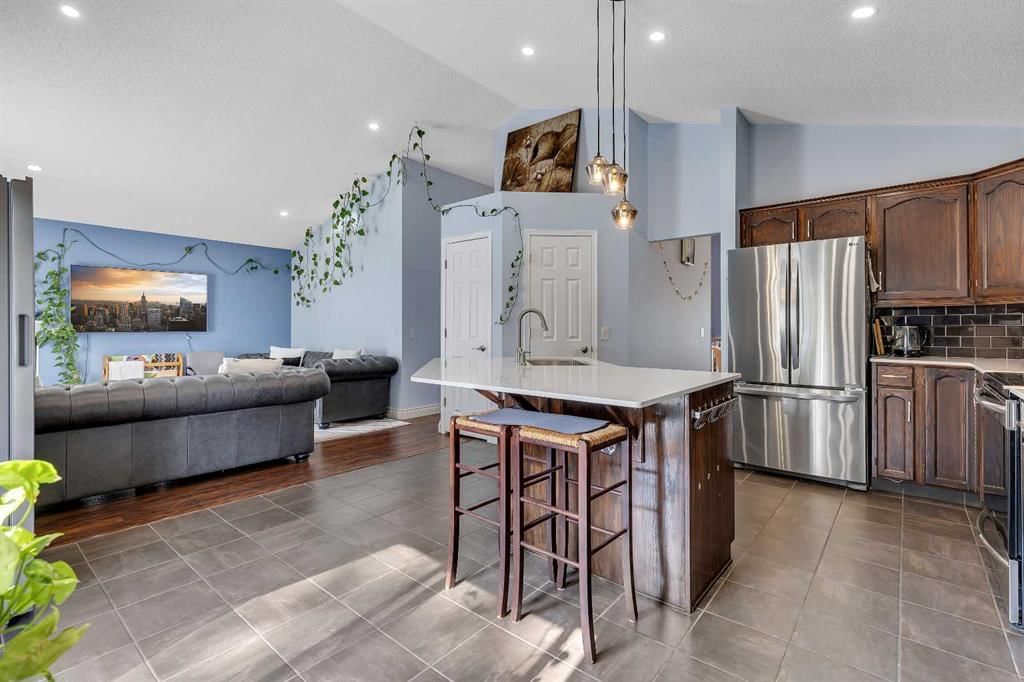 10913 Hidden Valley Drive NW, Calgary — photo 5 of 30