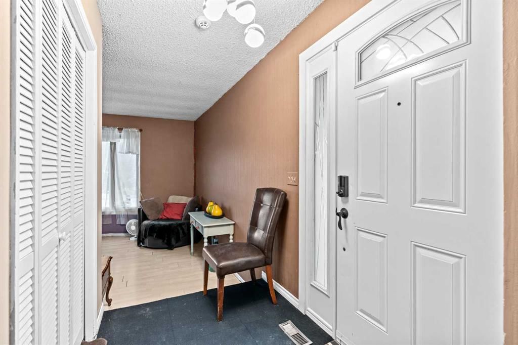 428 Templeton Road NE, Calgary — photo 4 of 41