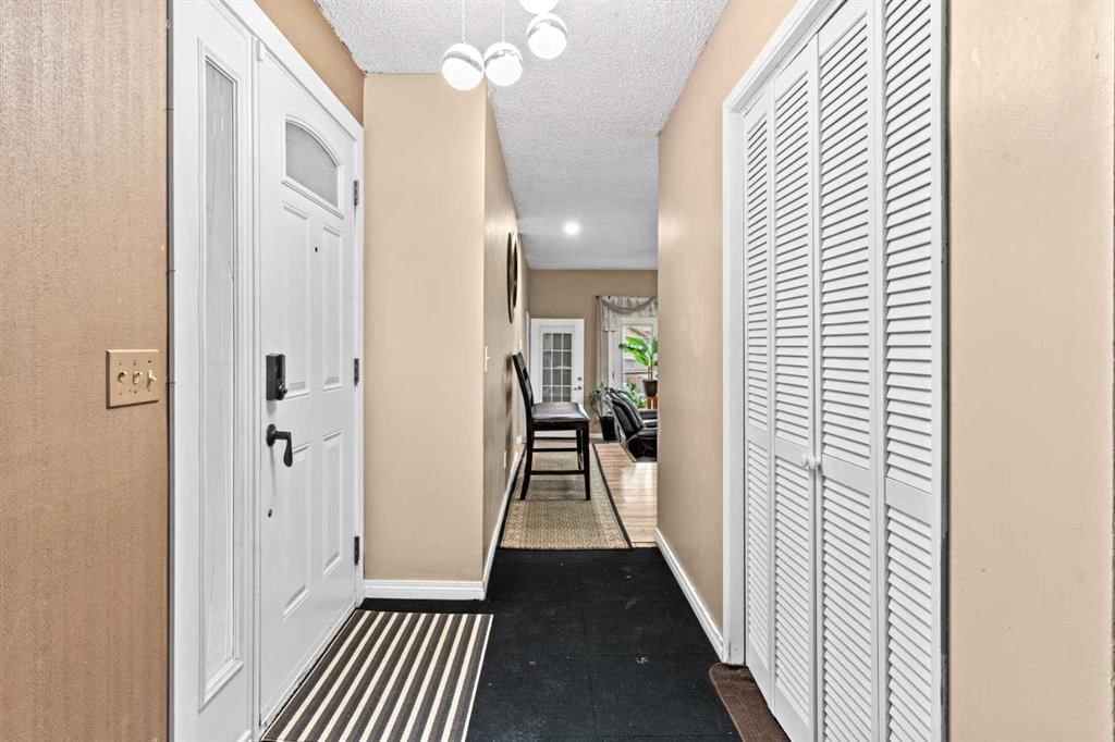 428 Templeton Road NE, Calgary — photo 5 of 41