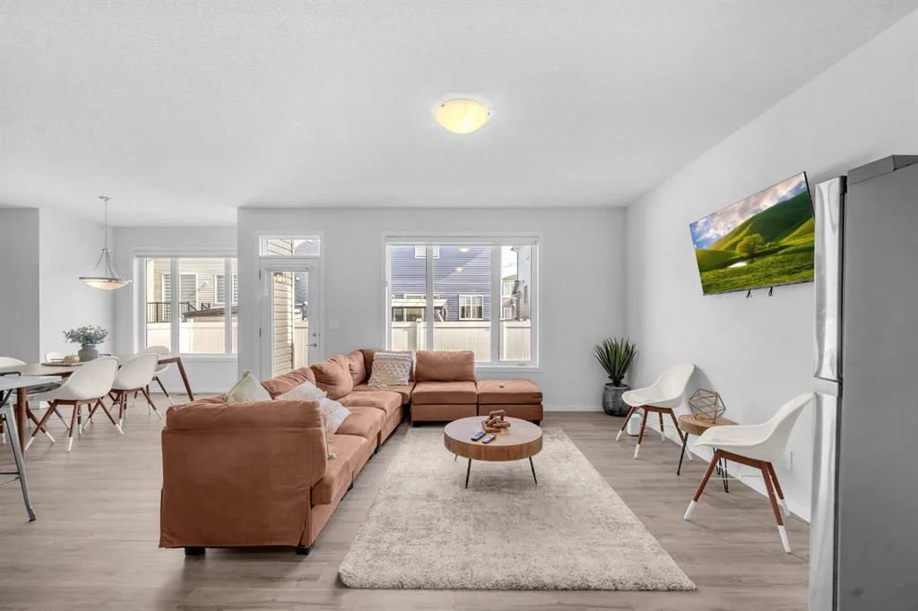 151 Carringham Way NW, Calgary — photo 5 of 49