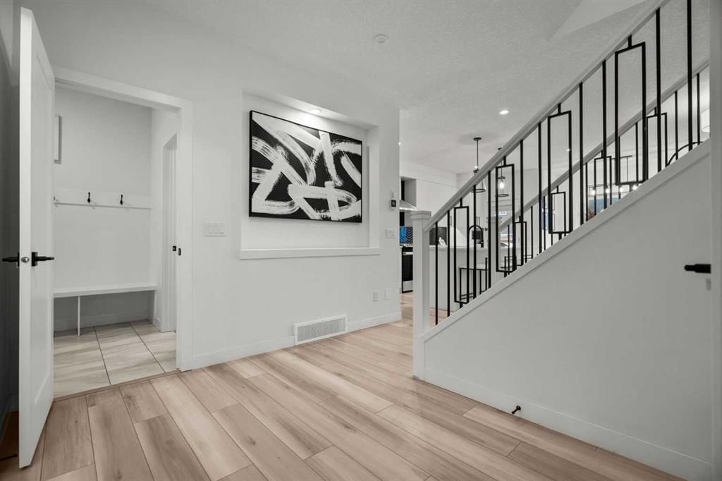 61 Carringsby Way NW, Calgary — photo 5 of 50