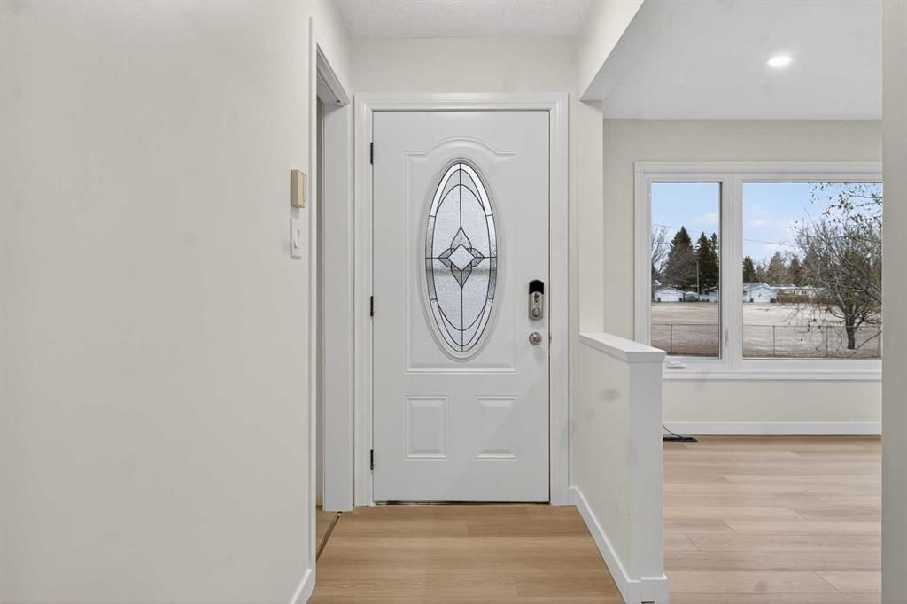 4411 53 Street NW, Calgary — photo 3 of 38