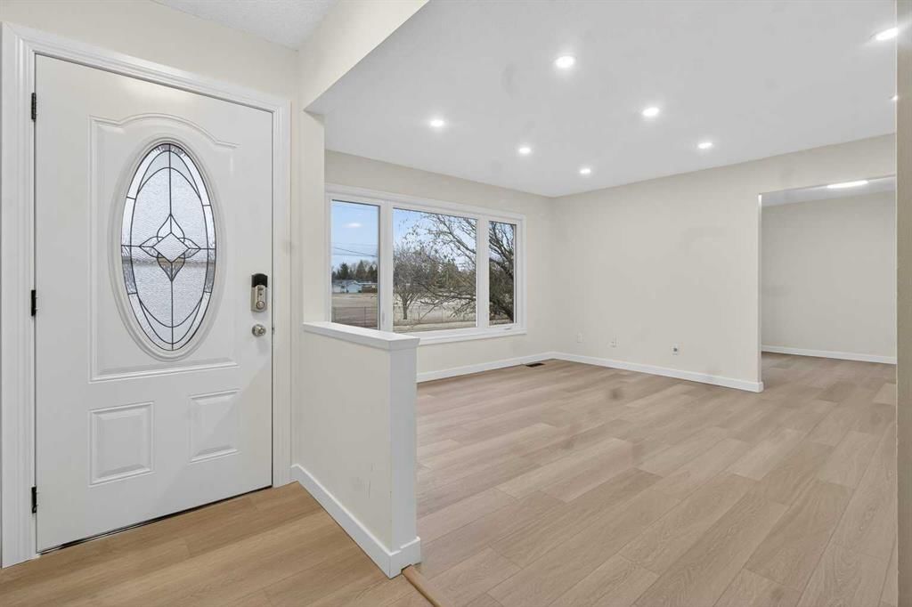 4411 53 Street NW, Calgary — photo 4 of 38