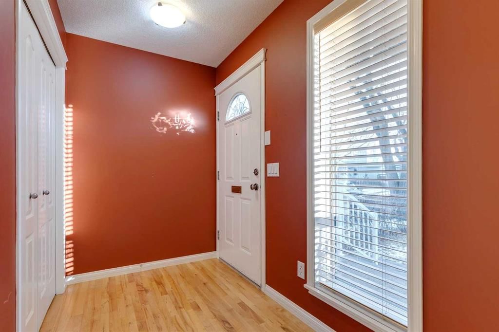 826 18 Avenue NW, Calgary — photo 3 of 26