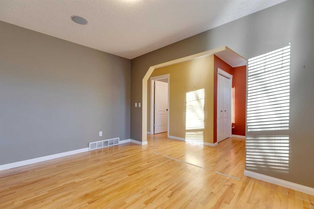 826 18 Avenue NW, Calgary — photo 5 of 26