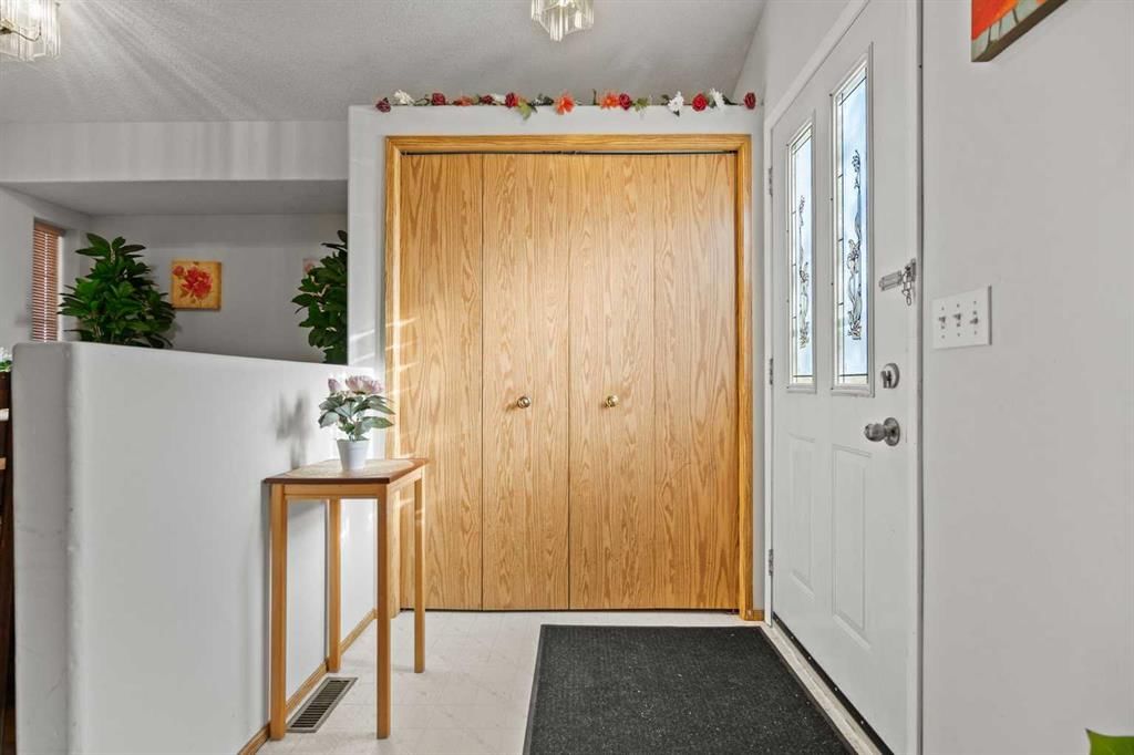 6938 Laguna Way NE, Calgary — photo 3 of 31