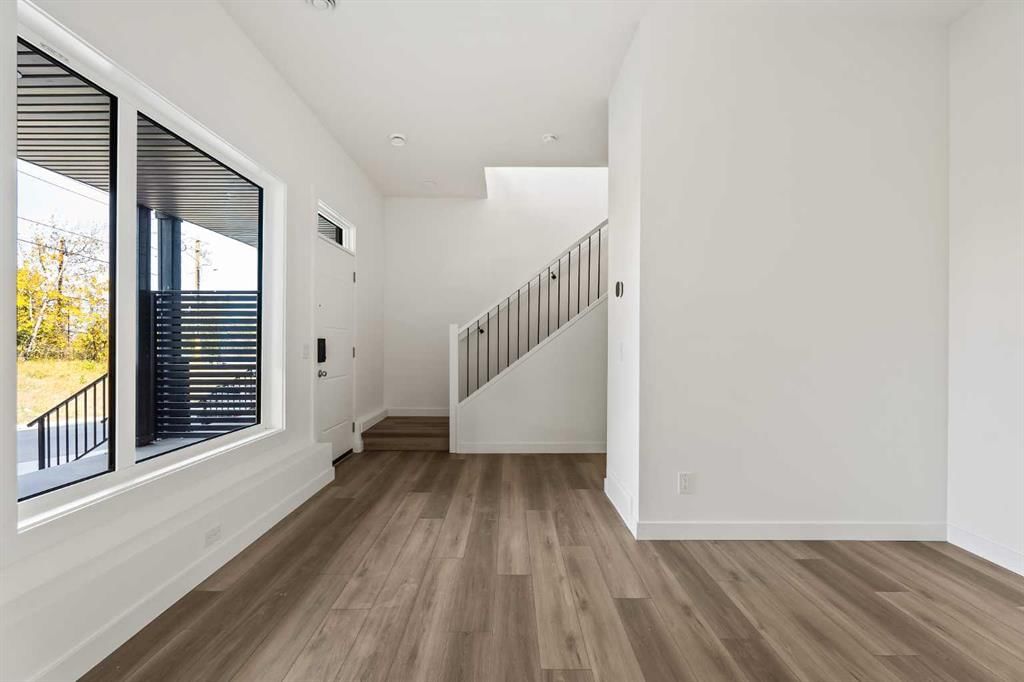 2507 Sovereign Crescent SW, Calgary — photo 4 of 32