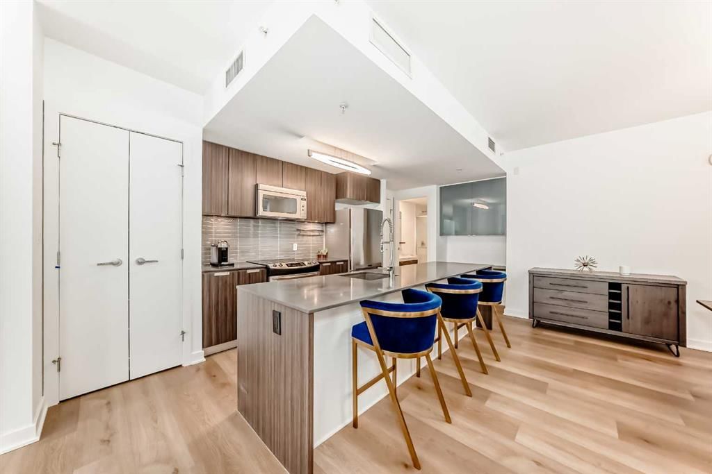 624 14 Avenue SW, Calgary — photo 4 of 26