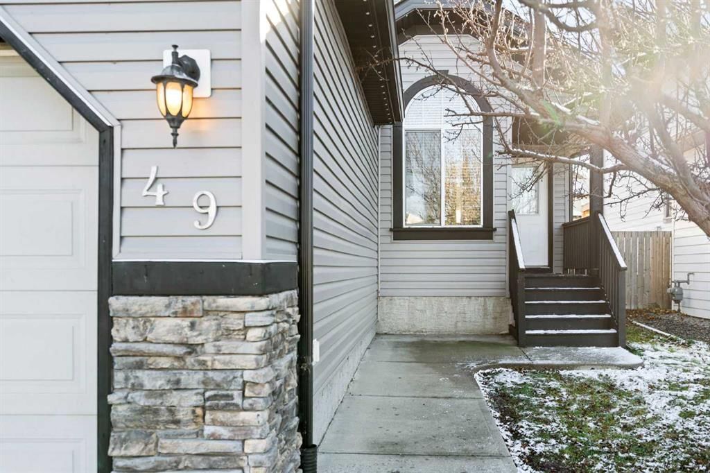 49 Somerside Close SW, Calgary — photo 3 of 46