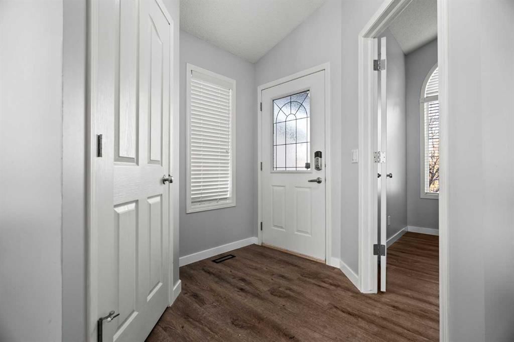 49 Somerside Close SW, Calgary — photo 4 of 46