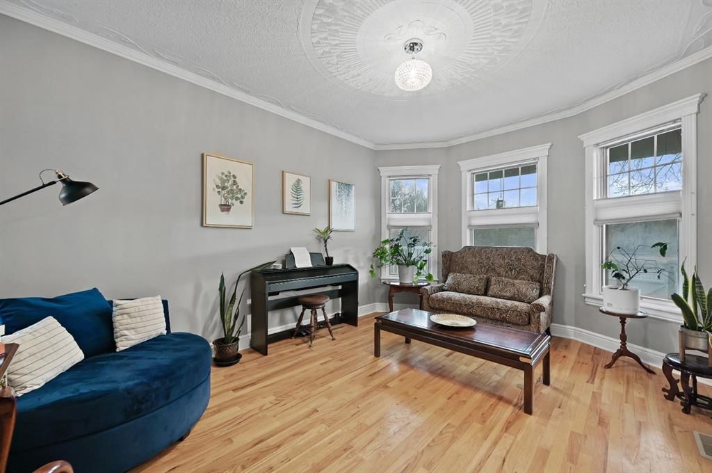 3208 Parkdale Boulevard NW, Calgary — photo 5 of 27