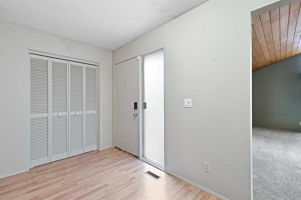 27 Sunmount Crescent SE, Calgary — photo 2 of 50