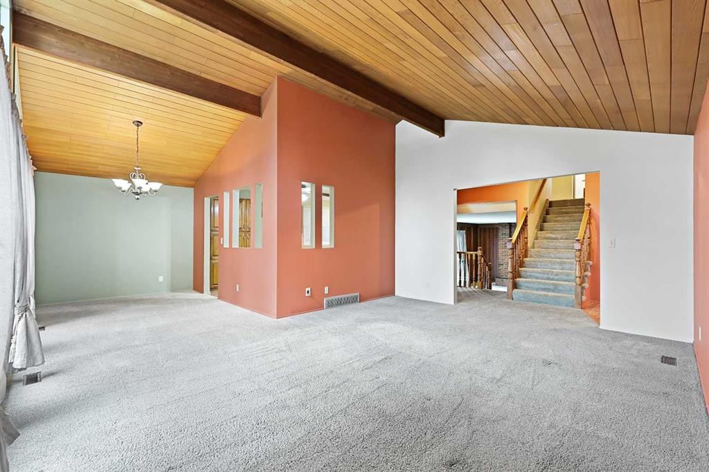 27 Sunmount Crescent SE, Calgary — photo 4 of 50