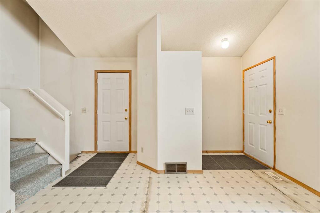 24 Martindale Boulevard NE, Calgary — photo 5 of 31