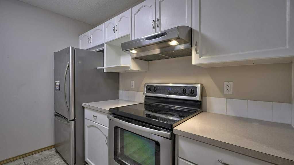 32 Mt Aberdeen Manor SE, Calgary — photo 3 of 40