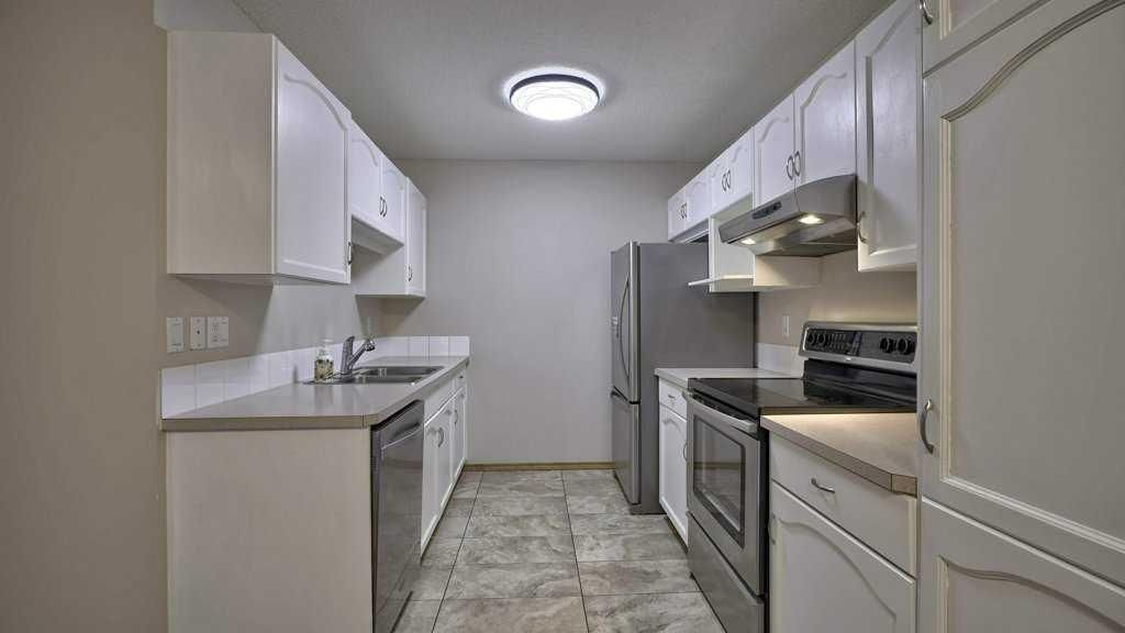 32 Mt Aberdeen Manor SE, Calgary — photo 4 of 40