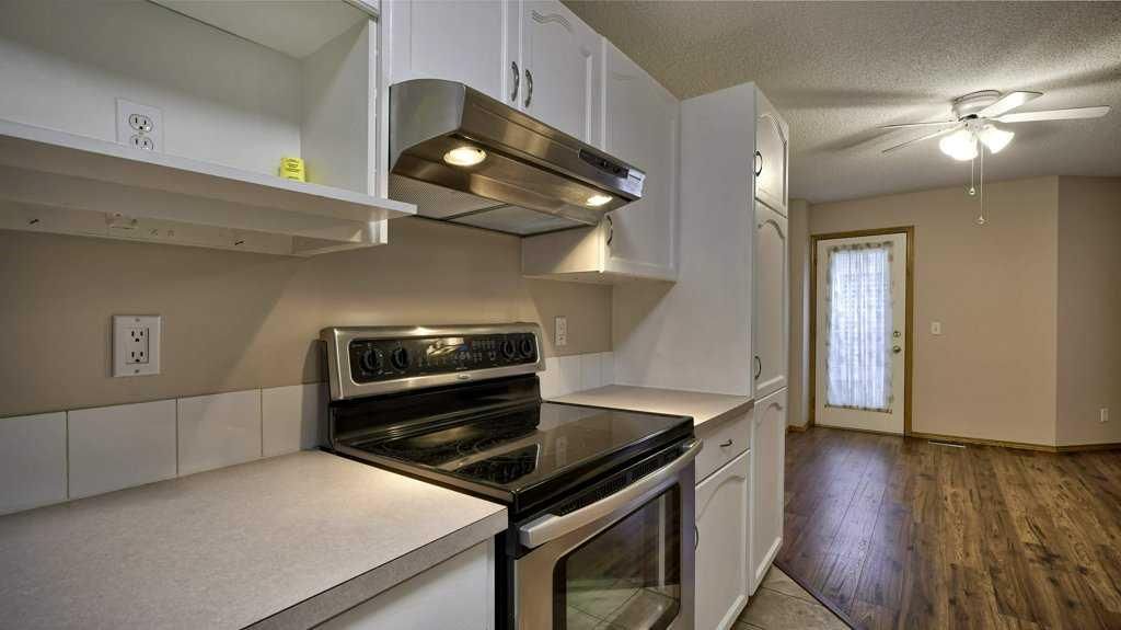 32 Mt Aberdeen Manor SE, Calgary — photo 5 of 40