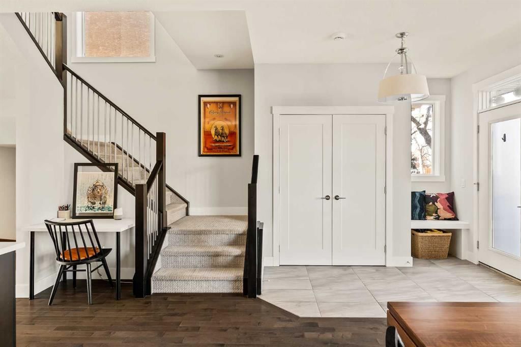 447B 23 Avenue NW, Calgary — photo 4 of 50