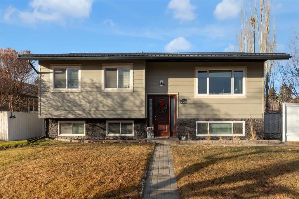 724 Mapleton Drive SE, Calgary — main listing photo