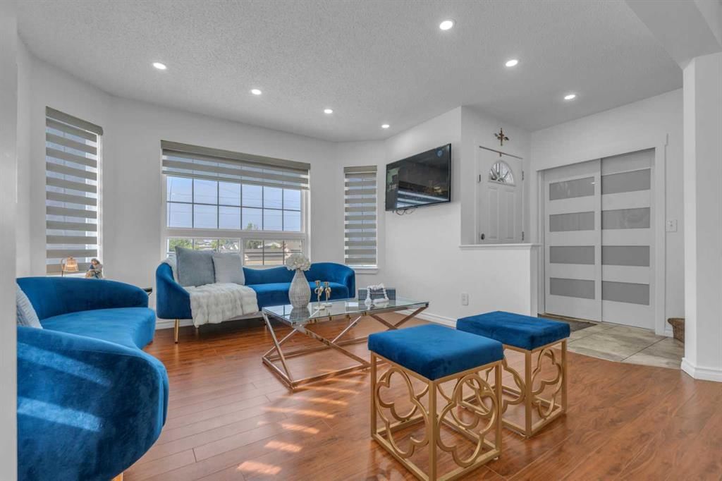 190 Costa Mesa Close NE, Calgary — photo 5 of 48