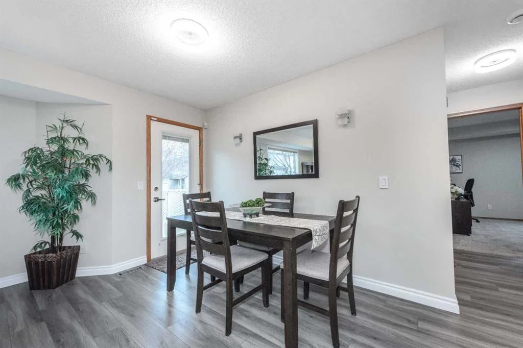 136 Mt Aberdeen Manor SE, Calgary — photo 5 of 27