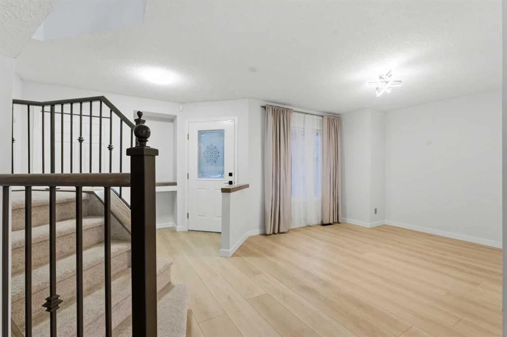 210 Douglas Glen Point SE, Calgary — photo 5 of 50