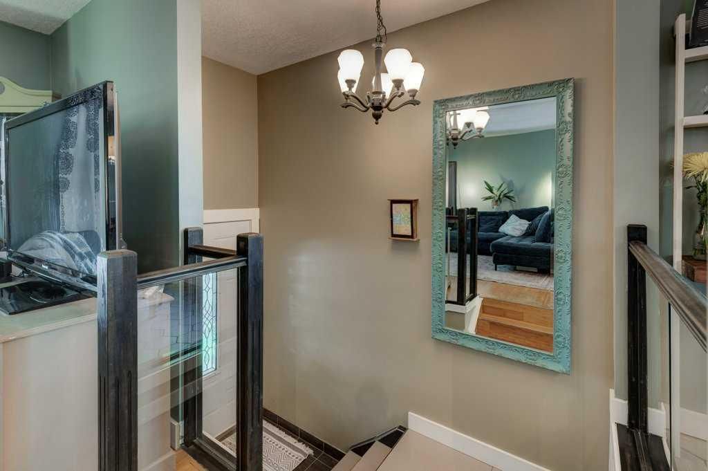39 Shawglen Place SW, Calgary — photo 2 of 33