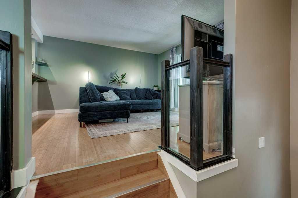 39 Shawglen Place SW, Calgary — photo 4 of 33