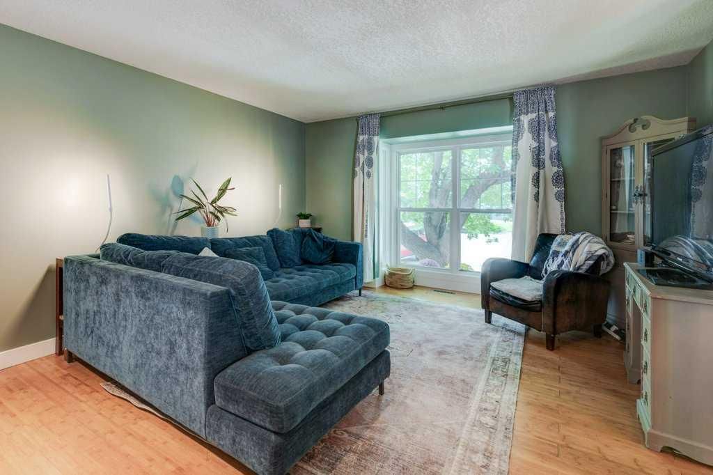 39 Shawglen Place SW, Calgary — photo 5 of 33