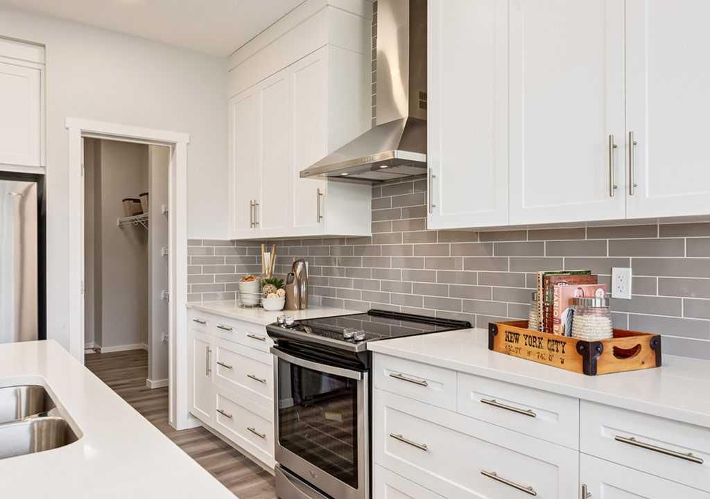 29 Royston Grove NW, Calgary — photo 2 of 10