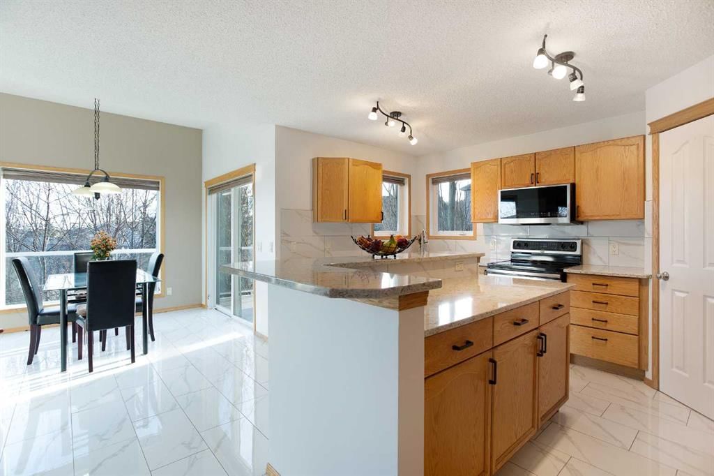 26 Cresthaven View SW, Calgary — photo 4 of 48