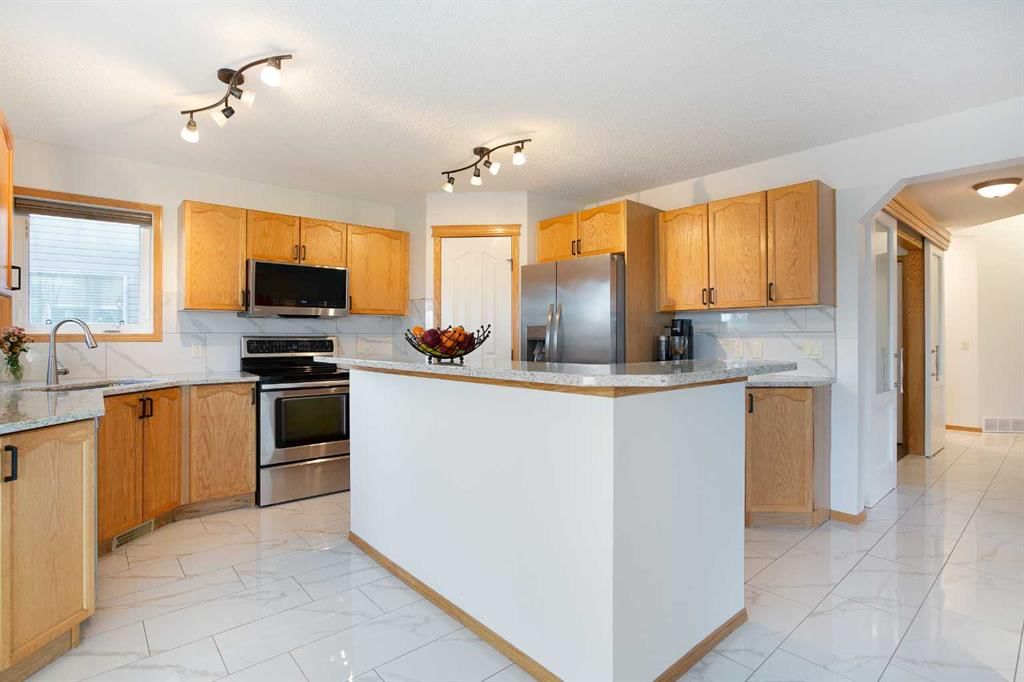 26 Cresthaven View SW, Calgary — photo 5 of 48