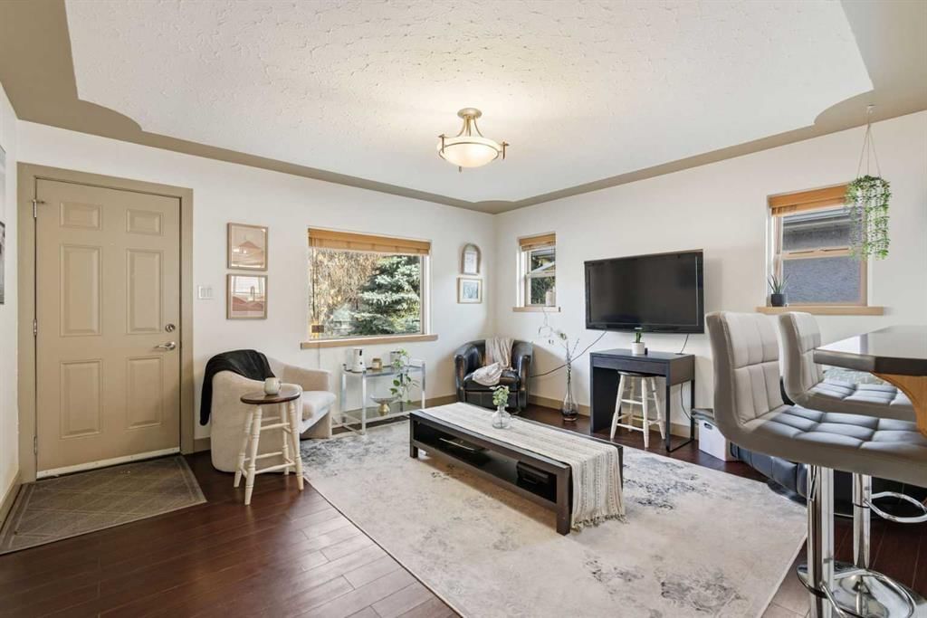 535 30 Avenue NW, Calgary — photo 4 of 37