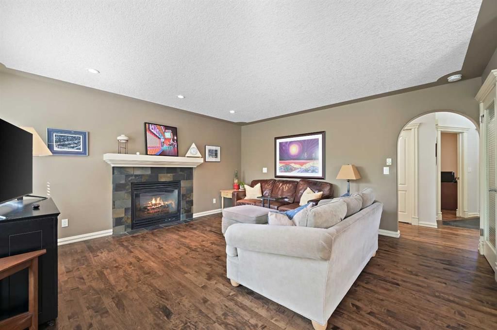 41 Strathridge Crescent SW, Calgary — photo 5 of 48