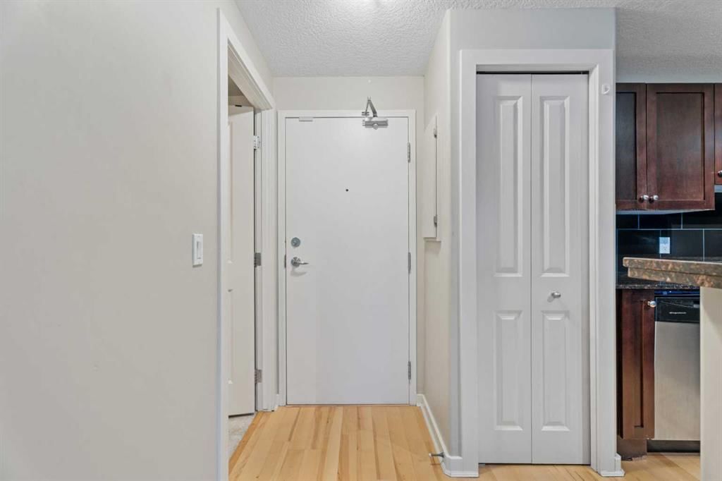 404, 728 3 Avenue NW, Calgary — photo 3 of 21