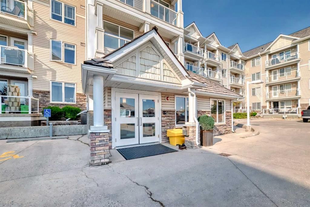 301, 500 Rocky Vista Gardens NW, Calgary — photo 2 of 49