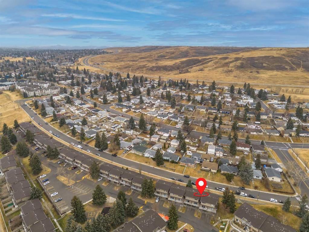 38, 1055 72 Avenue NW, Calgary — main listing photo