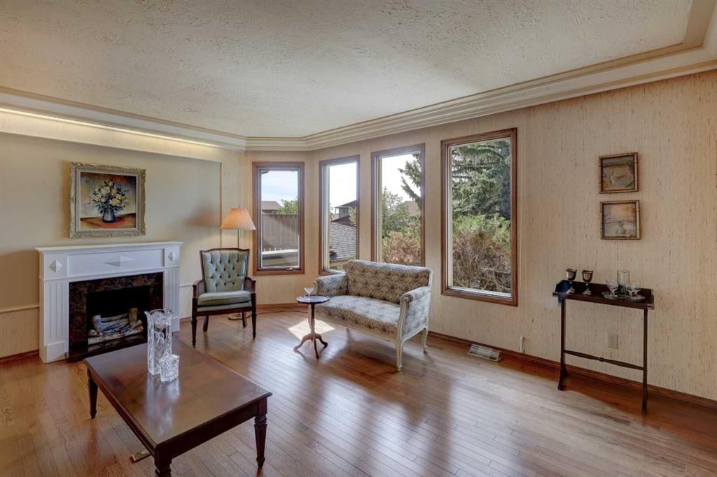 76 Edgeland Road NW, Calgary — photo 4 of 43