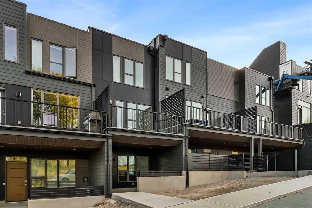 2515 Sovereign Crescent SW, Calgary — main listing photo