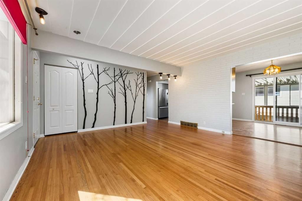 1048 39 Avenue NW, Calgary — photo 3 of 40